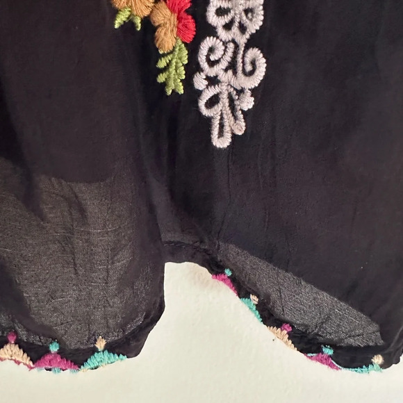 Johnny Was Woman's Black Embroidered V-Neck Long Sleeve Tunic Blouse Tag Removed - Picture 9 of 10